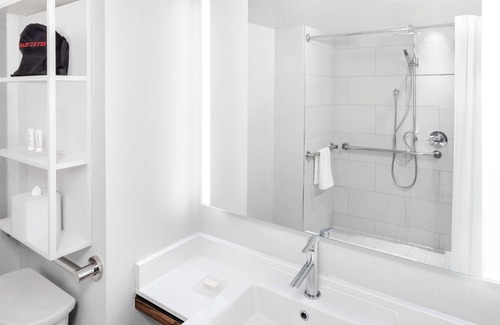 Garment District Hotel | Fairfield Inn & Suites New York Manhattan/Times Square South