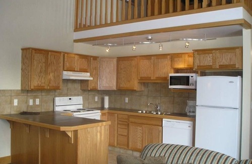 East Kootenay Villa | Fairmont Hot Springs, Sleeps 6, Mountain Side Villa across from Rec Centre
