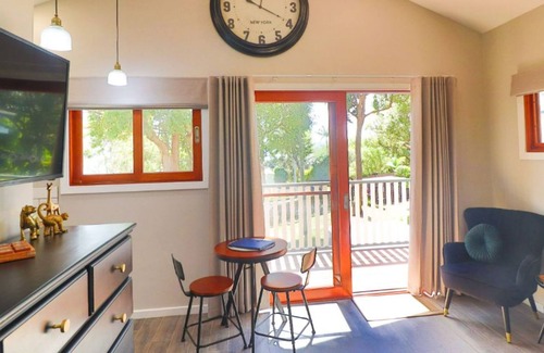 Nords Wharf House | Fairview Cottage - Couples getaway with lake views