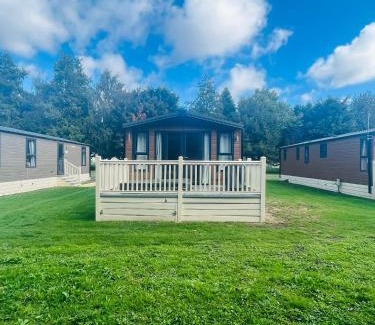 Allerthorpe House | Fairview Lodge with Hot Tub