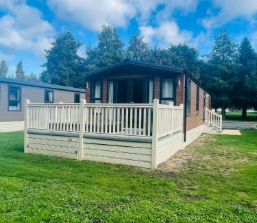 Allerthorpe House | Fairview Lodge with Hot Tub