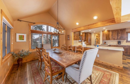 The Highlands House | Fairview Lodge: Private Home on Golf Course, Hot Tub, Pool Table, Dogs OK!