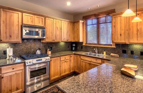 Truckee House | Fairway Drive 13136 by East West Hospitality