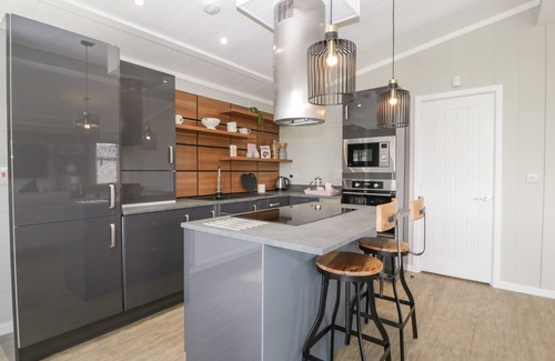 Burnham-on-Sea Cottage | FAIRWAY VIEW 24, pet friendly, country holiday cottage in Brean