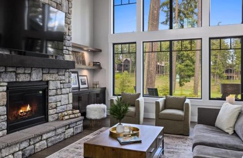 Cle Elum House | Fairway View with HotTub BBQ EV Firepit Chefs Kit
