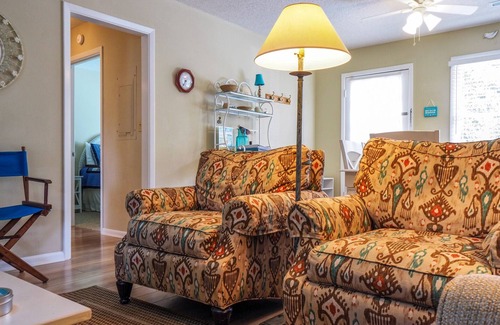 Tarpon Pond Cottage | Fairway Views! Great location! Bike to Beach/Pools/Golf! Amenity Cards!