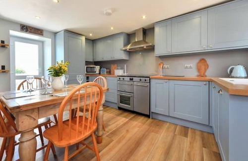 Llanengan Cottage | Fairy tale cottage, close to pub & beach with large enclosed garden & parking