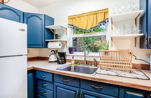 Vashon Island Cottage | Fairytale Cottage with a Lovely Meadow Setting, Patio & WiFi - Walk to KVI Beach