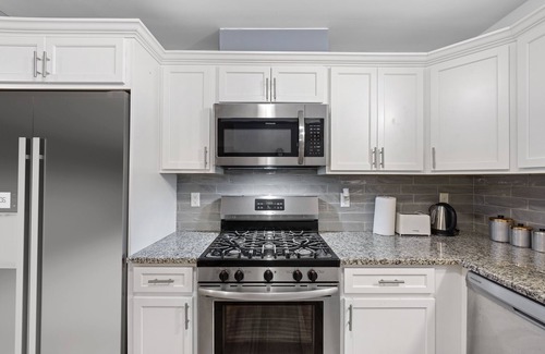 Newark Condo | FaithInn- 3 Bed 2 Bath EWR/PENN