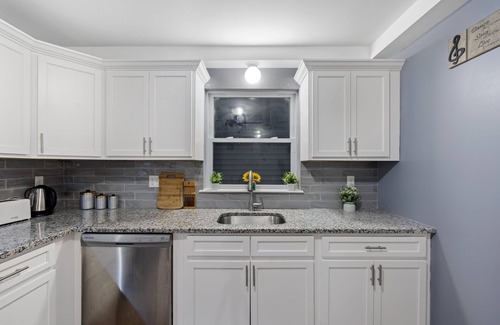 Newark Condo | FaithInn- 3 Bed 2 Bath EWR/PENN