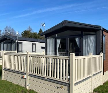 Allerthorpe House | Falconers Lodge with Hot Tub