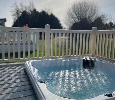Allerthorpe House | Falconers Lodge with Hot Tub