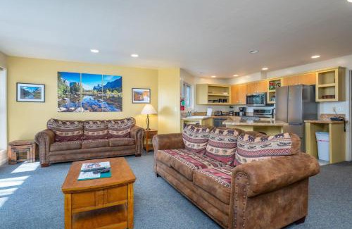Yosemite West House | Falcons Nest (Downstairs)