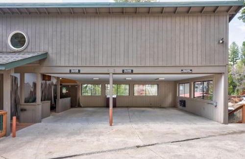 Yosemite West House | Falcons Nest (Upstairs)