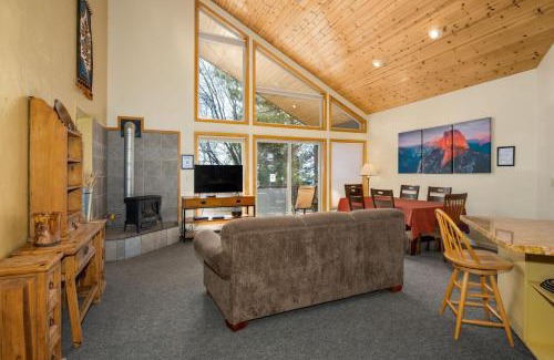 Yosemite West House | Falcons Nest (Upstairs)