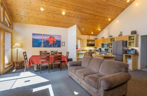 Yosemite West House | Falcons Nest (Upstairs)