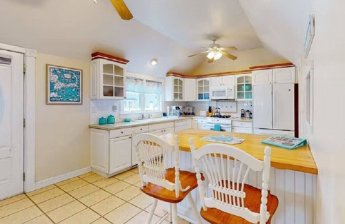 Buzzards Bay House | Fall 2025 & Summer 2026 Open. 1 Hour to Gillette FIFA World Cup. Walk to Beach!