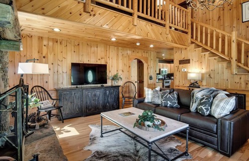 Sylva Cabin | 🌟Fall 25% Off New Hot Tub WCU 3 mi Sylva 5 mi Fire Pit Mtn Views Lg Screened Porch Swings Families Couples Smokeys Nat'l Park 23mi 🌟