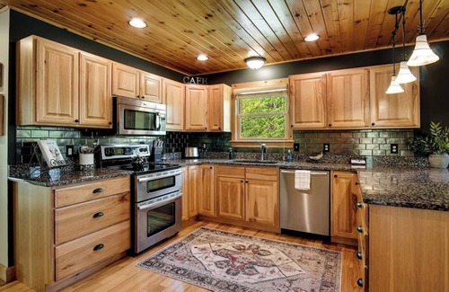Sylva Cabin | 🌟Fall 25% Off New Hot Tub WCU 3 mi Sylva 5 mi Fire Pit Mtn Views Lg Screened Porch Swings Families Couples Smokeys Nat'l Park 23mi 🌟