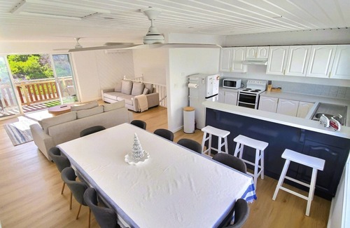 The Entrance North House | Fall asleep to the sound of the waves!