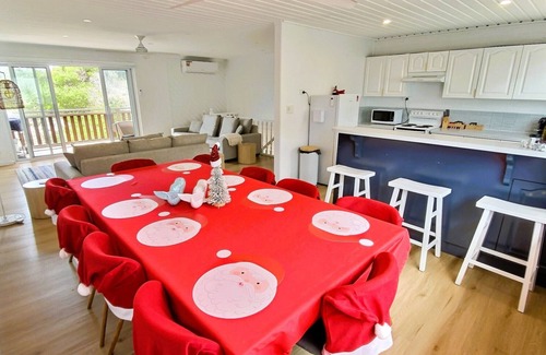 The Entrance North House | Fall asleep to the sound of the waves!