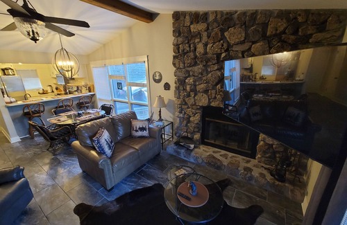 Mount Ida Resort | Fall at The "BEAR DEN" on Lake Ouachita at Mtn Harbor Resort 2BR Condo w/amenity
