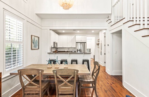 Forest District House | Fall Availability! Royal Retreat - Forest District! Gas Grill! Carriage House!