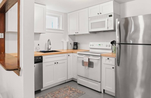 Faubourg Livaudais Apartment | Fall bliss! Steps from St Charles - 2BD Garden District Apt.