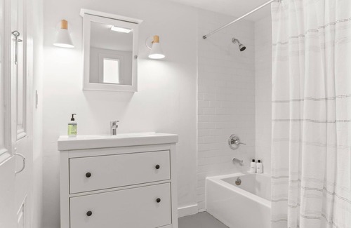 Faubourg Livaudais Apartment | Fall bliss! Steps from St Charles - 2BD Garden District Apt.