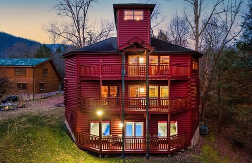 Cosby Cabin | FALL BOOKINGS 4-Story Luxury Cabin w-Pool, HotTub & Theater—Perfect for Families