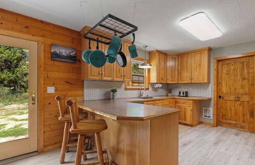 Alpine Northeast Cabin | Fall Escape in Alpine, Gateway to GTNP & YNP, 40 Minutes To Jackson Hole