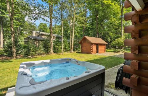 Blakeslee House | Fall Foliage Chalet I EV Charger Sauna I Hot Tub I Movie Room & Firepit I PET Friendly