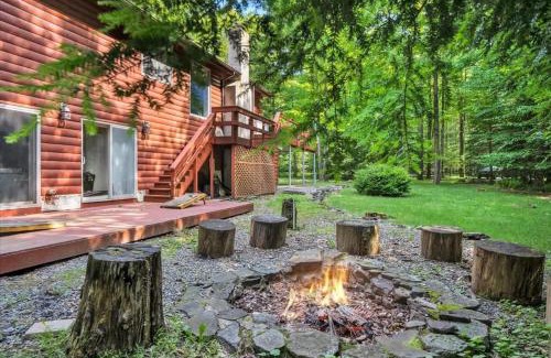 Blakeslee House | Fall Foliage Chalet I EV Charger Sauna I Hot Tub I Movie Room & Firepit I PET Friendly