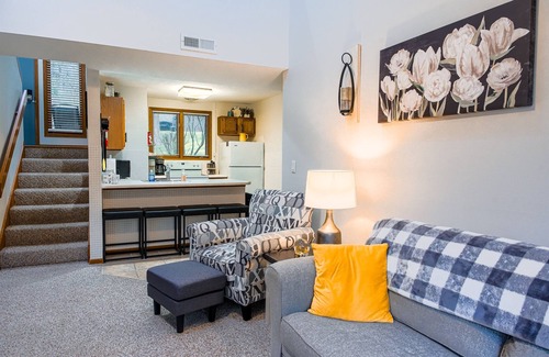 The Galena Territory Condo | Fall Foliage Golf Course View - King Beds - Fireplace - Near Scenic Trails