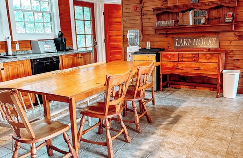 Pine River Pond House | 🍁 Fall Foliage Lake Escape-💦Hot Tub🌅Views🔥Firepit 🏔️ Hiking,Snowmobile Trails ❄️