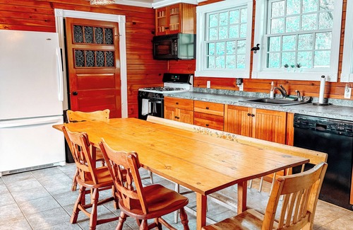 Pine River Pond House | 🍁 Fall Foliage Lake Escape-💦Hot Tub🌅Views🔥Firepit 🏔️ Hiking,Snowmobile Trails ❄️