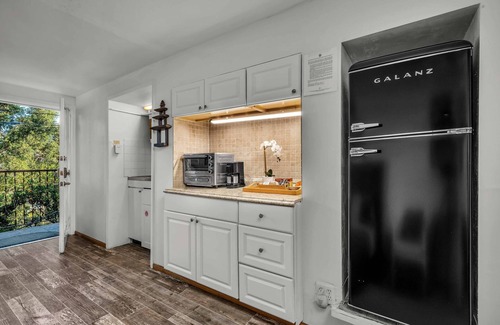 Hollywoodland Apartment | Fall for This Sale - 25% Off