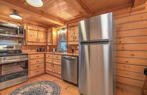 Elizabethton Cabin | Fall Getaway with Hot TubnMonarch Mountain Cabin B