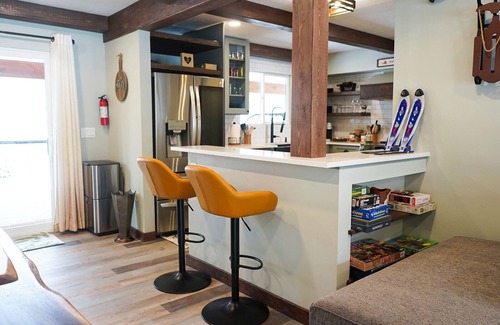 North Park City Ski Chalet | Fall in PC, Hot Tub, Dog Friendly, Arcade Games, Huge Covered Deck, Grass Yard