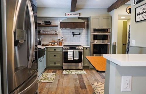 North Park City Ski Chalet | Fall in PC, Hot Tub, Dog Friendly, Arcade Games, Huge Covered Deck, Grass Yard