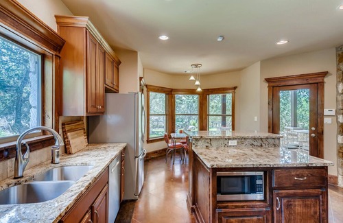 Austin House | Fall Is here, come enjoy the TX Hill County and wineries at its best!