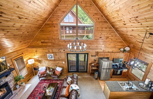 Sevierville Cabin | Fall Leaf Show▪️Hot Tub▪️Fireplace▪️Pool▪️Dollywood▪️Game Loft▪️Deck Views