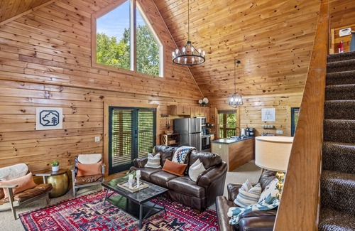 Sevierville Cabin | Fall Leaf Show▪️Hot Tub▪️Fireplace▪️Pool▪️Dollywood▪️Game Loft▪️Deck Views