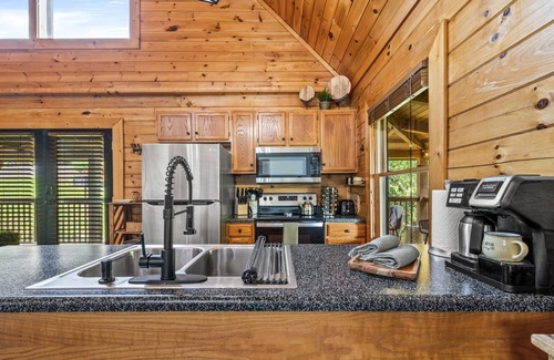 Sevierville Cabin | Fall Leaf Show▪️Hot Tub▪️Fireplace▪️Pool▪️Dollywood▪️Game Loft▪️Deck Views