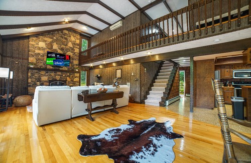 Hawley Cabin | Fall Lodge Retreat: 3-Acre, Hot Tub & Firepit