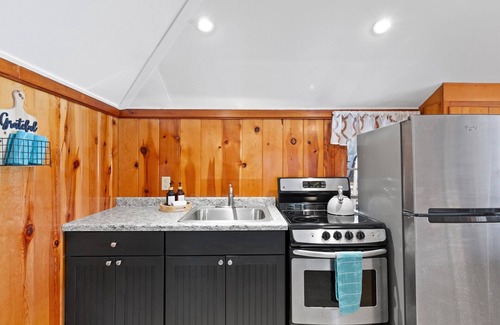 Wild Rose Cottage | Fall on the lake: hot tub, firepit & cozy nights