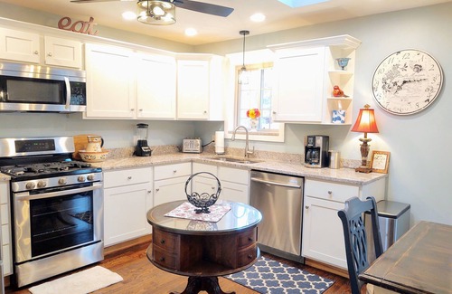 Harbert Cottage | FALL, the best kept secret at this Adorable Cottage! Wineries,Restaurants,Trails