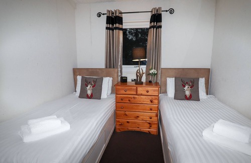 Saint Asaph Cottage | FALLOWS, pet friendly, with hot tub in St Asaph