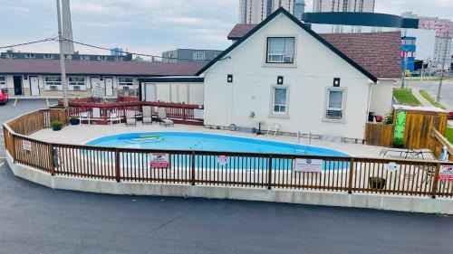 Niagara Falls Hotel | Falls Lodge by the Falls (Formerly Knights Inn)