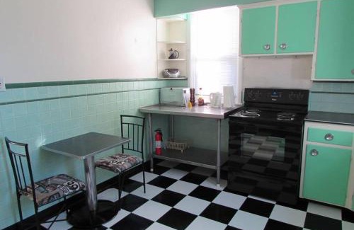 Downtown Niagara Falls House | Falls Retreat - Walk to the Falls, the Casino and all Downtown Restaurants - Across from the Aquarium